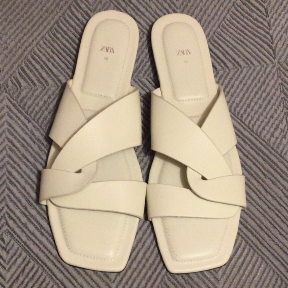 Zara size 40 white leather flat slip on sandals for women